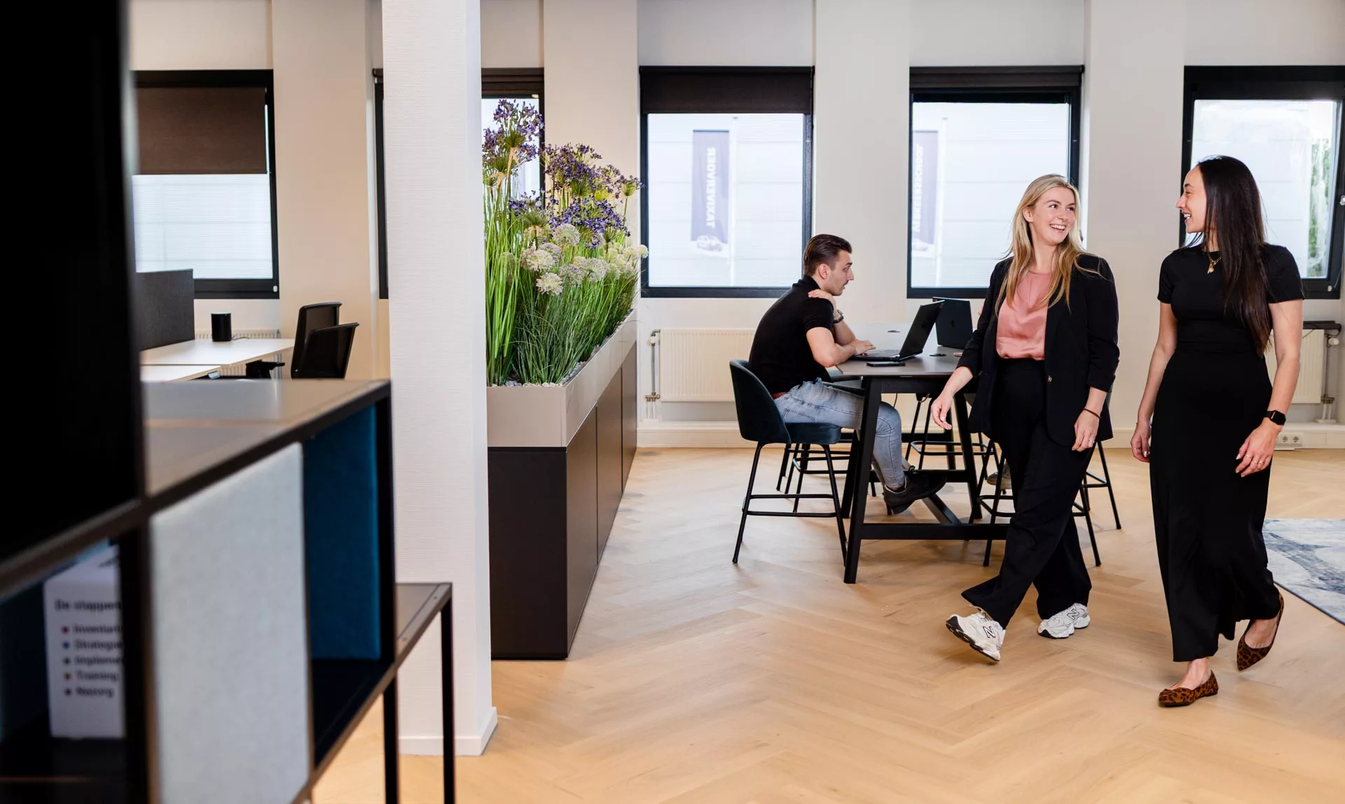 Myrthe Dekker wandelen door hetMsquad-pand richting projectbespreking